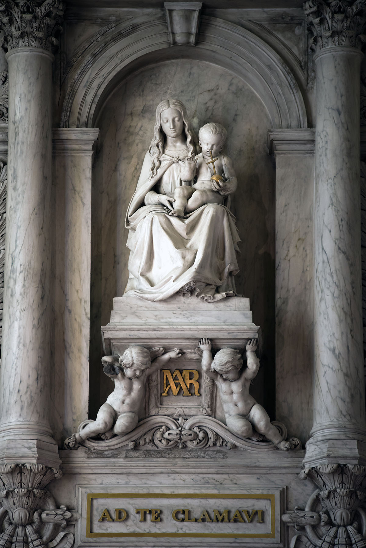 Statue de la Vierge surplombant l’autel